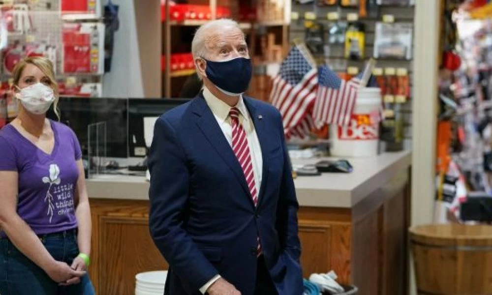 Ο Μπάιντεν, ο ελάχιστος μισθός και οι κολοσσοί τις οικονομίας